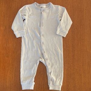 🍊5/$25 NWOT H&M Grey and White Striped Ribbed One Piece size 4-6m